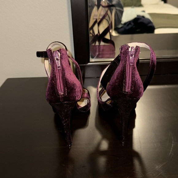 Plum Purple Cross Strap Zipper Velvet Nine West Pumps ~4 Inch Heel Size 8.5 - Picture 5 of 10
